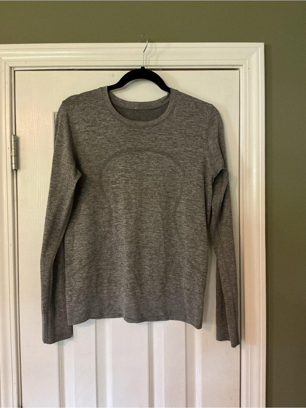 lululemon Swifty Tech Gray Long Sleeve Athletic Top Sz 6 8 P2P 18-22” EUC